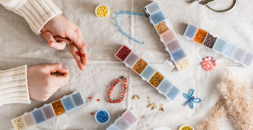 Sachets de lots de pierres semi-précieuses rondelles et perles sur table